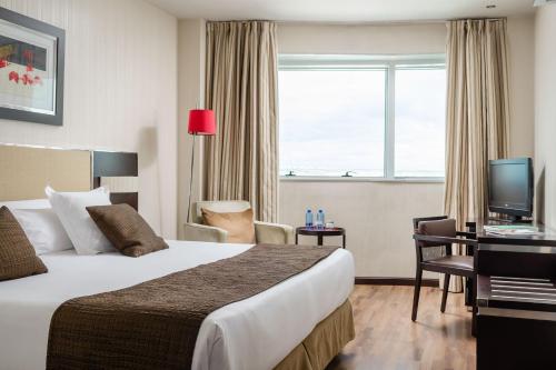 um quarto de hotel com uma cama e uma televisão em Hotel Asset Torrejón em Torrejón de Ardoz