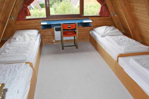 ダンプにあるZeltdachhaus _ sehr strandnah fuerのベッド2台、テーブル、椅子が備わる客室です。
