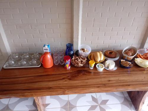 un tavolo con un sacco di cibo sopra di Pousada Bergehaus a Domingos Martins