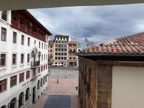 een uitzicht op een stadsplein vanuit een gebouw bij Viviendas Oviedo Catedral in Oviedo