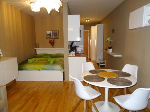 スピンドレルフ・ムリンにあるMedvědín Apartmán 106のテーブル、椅子、ベッドが備わる客室です。