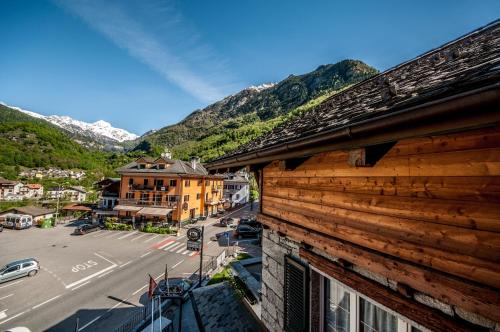 a building with a view of a street and mountains at Albergo Meublè Vecchio Scarpone in Baceno