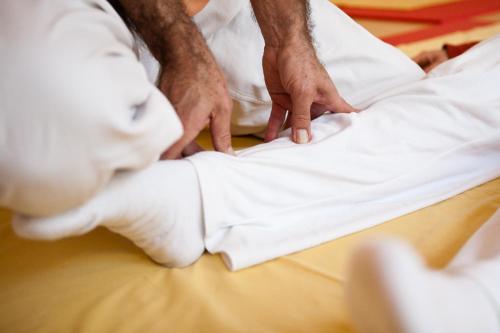 a man with a bandaged foot on a table at Hotel Villa Campana in Cala Liberotto