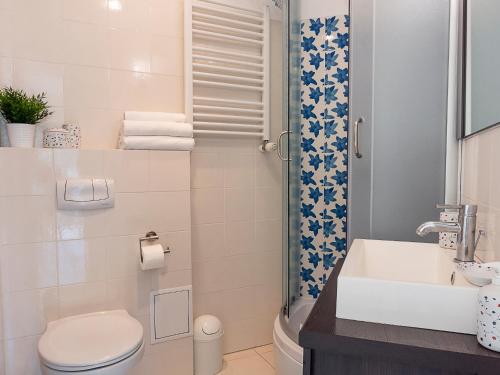 a small bathroom with a toilet and a sink at VacationClub - Rezydencja Bursztyn Apartament 31 in Świnoujście