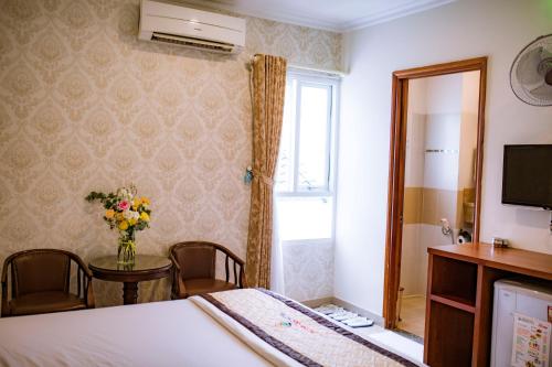 Giường trong phòng chung tại Huynh Duc Hotel