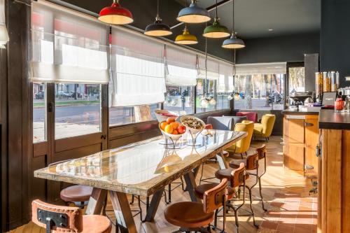 une salle à manger avec une table et des chaises dans l'établissement Hôtel Clarisse, à Paris