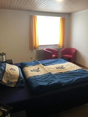 a hotel room with two beds and a window at Casa Wellbella in Unterkulm