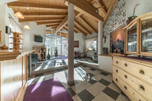 a large living room with a wooden ceiling at Das Hochegg - Apartments in Obergurgl