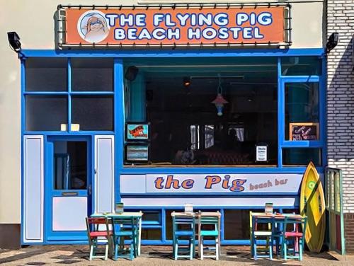 Un certificado, premio, letrero u otro documento en The Flying Pig Beach Hostel