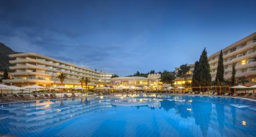 בריכת השחייה שנמצאת ב-Remisens Hotel Albatros-All inclusive או באזור