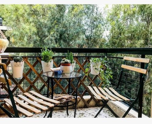 A balcony or terrace at Stefanias sunny Acropolis Studio on Drakou pedestrian
