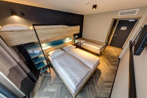 Ένα ή περισσότερα κρεβάτια σε δωμάτιο στο Schulz Hotel Berlin Wall at the East Side Gallery