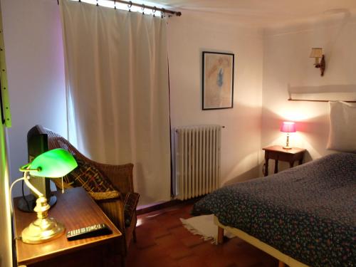 Ένα ή περισσότερα κρεβάτια σε δωμάτιο στο Chambres d'hôtes de l'Abbaye
