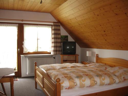 Tempat tidur dalam kamar di Gästehaus Faller
