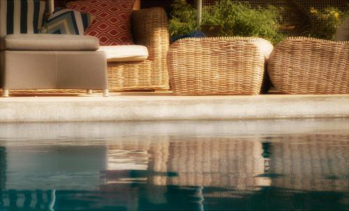 a group of baskets sitting next to a pool of water at La Maracuya Panama in Playa Coronado