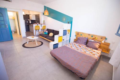 Ti Barachois في سان دوني: غرفة نوم مع سرير وغرفة معيشة