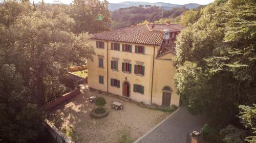 an aerial view of a large house with trees at Villa Norcenni ApartHotel in Figline Valdarno