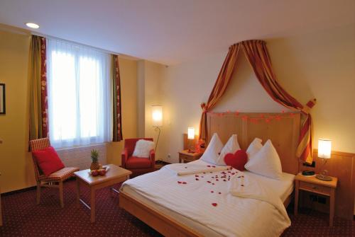 מיטה או מיטות בחדר ב-Hotel Schweizerhof