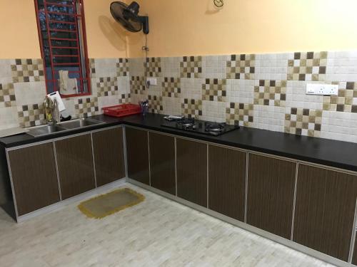 eine Küche mit einer Spüle und einer Arbeitsplatte in der Unterkunft D’Noon Villa in Arau