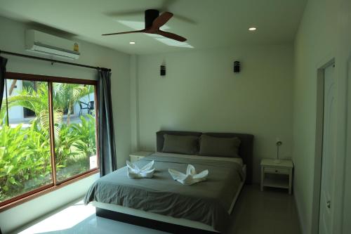 Tempat tidur dalam kamar di Koh Chang Villa