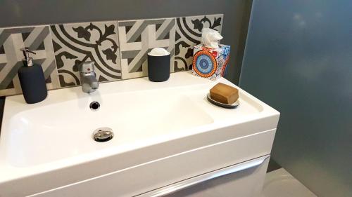 Ванна кімната в maison spacieuse renovée