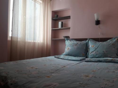 Tempat tidur dalam kamar di Luxuri Apartment