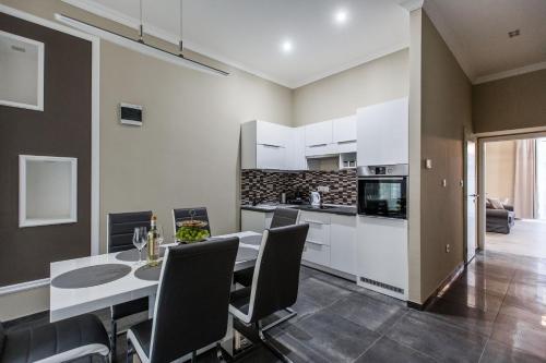 A Golden Star Modern Luxury Apartments and Suites Budapest tesisinde mutfak veya mini mutfak