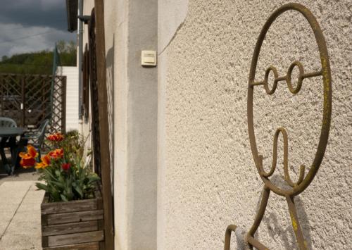 a metal mirror on the side of a building at Les Louchardes in La Rochepot