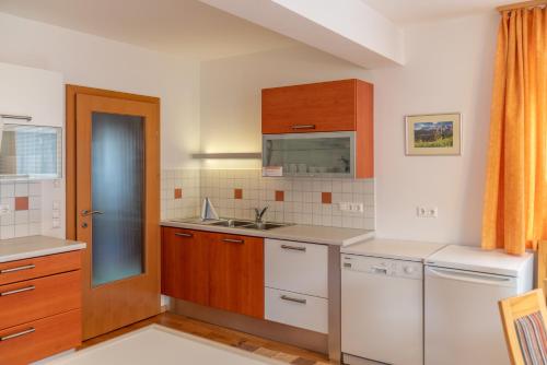 Кухня или мини-кухня в Appartementhaus Steirergasse by Schladming-Appartements
