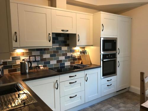 A kitchen or kitchenette at Hartington House