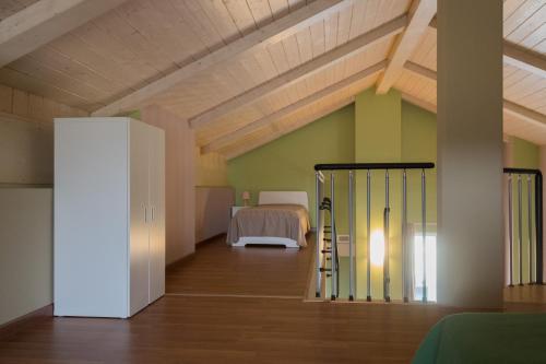 um quarto com uma cama e uma porta para um quarto em Eco-Residence em Casale Monferrato