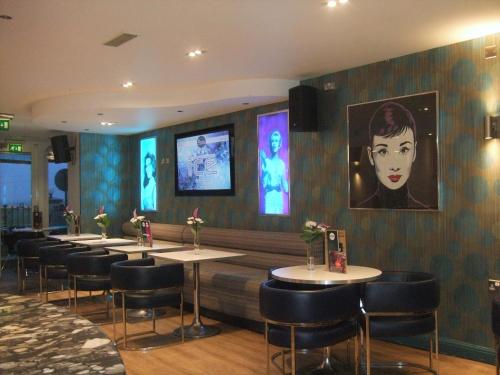 TV a/nebo společenská místnost v ubytování Legends Hotel