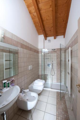 Koupelna v ubytování Resort La Mola