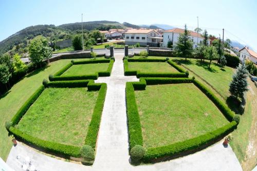 an aerial view of a garden with grass and hedges at Hotel Rural El Solar del Mazo in Rada