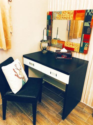 a black desk with a mirror and a chair at 吉祥城堡 Propitious Castle B&B in Zhixue