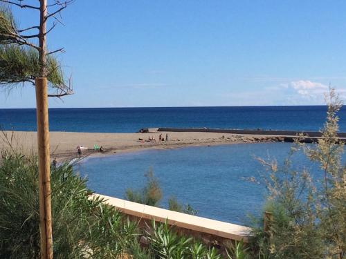 a view of a beach with a pool of water at Maison Alriad - Alojamiento familiar tranquilo cerca del mar con jardín, porche y parking privado en el interior de la finca no apto para fiestas in Mojácar