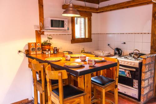 una cocina con una mesa con platos. en Inlandsis Aparts en El Chaltén