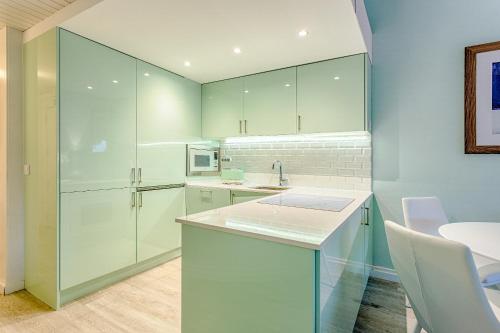 Kuchyň nebo kuchyňský kout v ubytování THE LAKERS Boutique Apartment