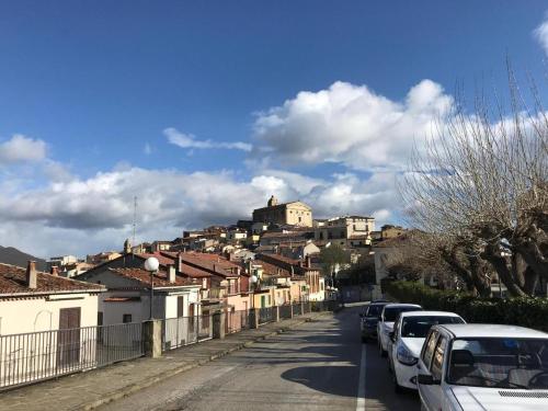 eine Stadtstraße mit Autos auf einem Hügel in der Unterkunft Hotel San Giuliano in Accettura