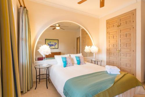 トレモリノスにあるMalagaSuite Sun&Sea Beachのベッドルーム1室(ベッド1台付)、アーチ型のドア