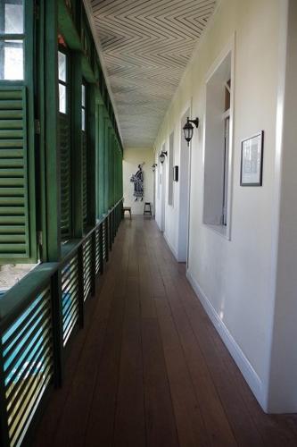 an empty hallway with green and white walls and wooden floors at Casa Frankie in São Luís