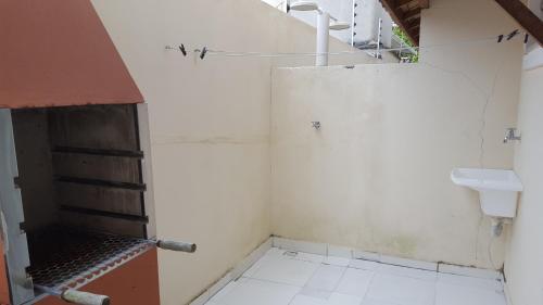 Baño pequeño con lavabo y aseo en Condomínio Mont Carmelo - Apto 24 B, en Porto Seguro
