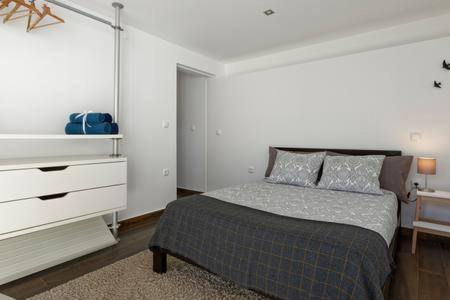 una camera con un letto, un comò e una TV di 12Onze a Espinho