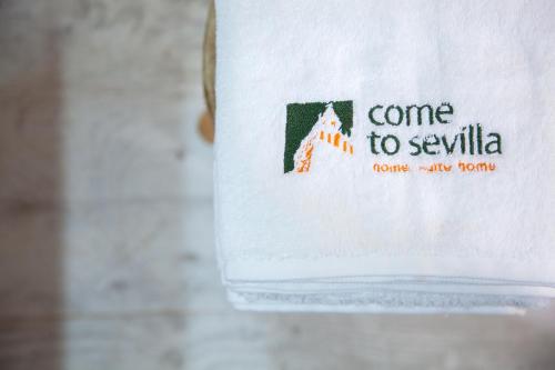 a towel with the words come to sylvania on it at Lukanda Mariana in Seville
