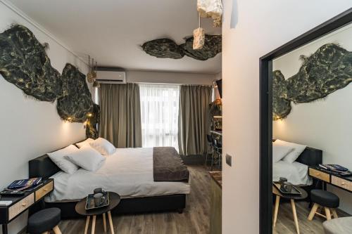 Postel nebo postele na pokoji v ubytování GraffitiSuites#Stone