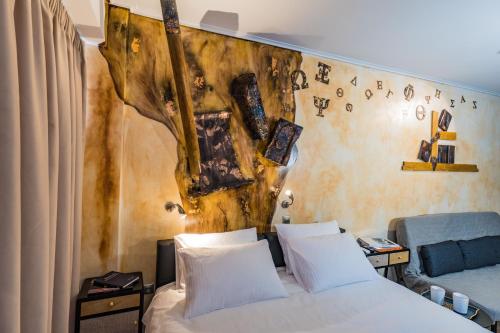テッサロニキにあるGraffitiSuites#Bronzeのベッドルーム1室(ベッド1台付)が備わります。壁には絵画が飾られています。