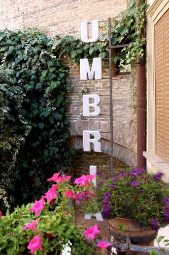 a sign that says mb radio next to some flowers at Hotel Umbria in Perugia