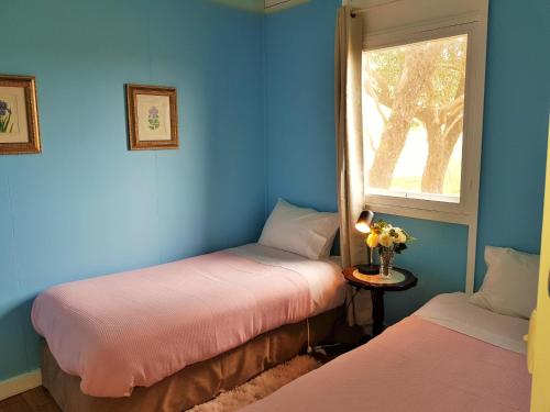 Ένα ή περισσότερα κρεβάτια σε δωμάτιο στο Coragulac House Cottages
