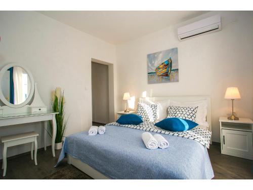 Posteľ alebo postele v izbe v ubytovaní Villa Croatia Sea View with heated pool