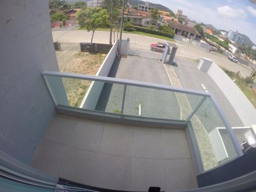 a view of a skateboard ramp with a parking lot at Casa Mobiliada Praia do Gravata in Navegantes